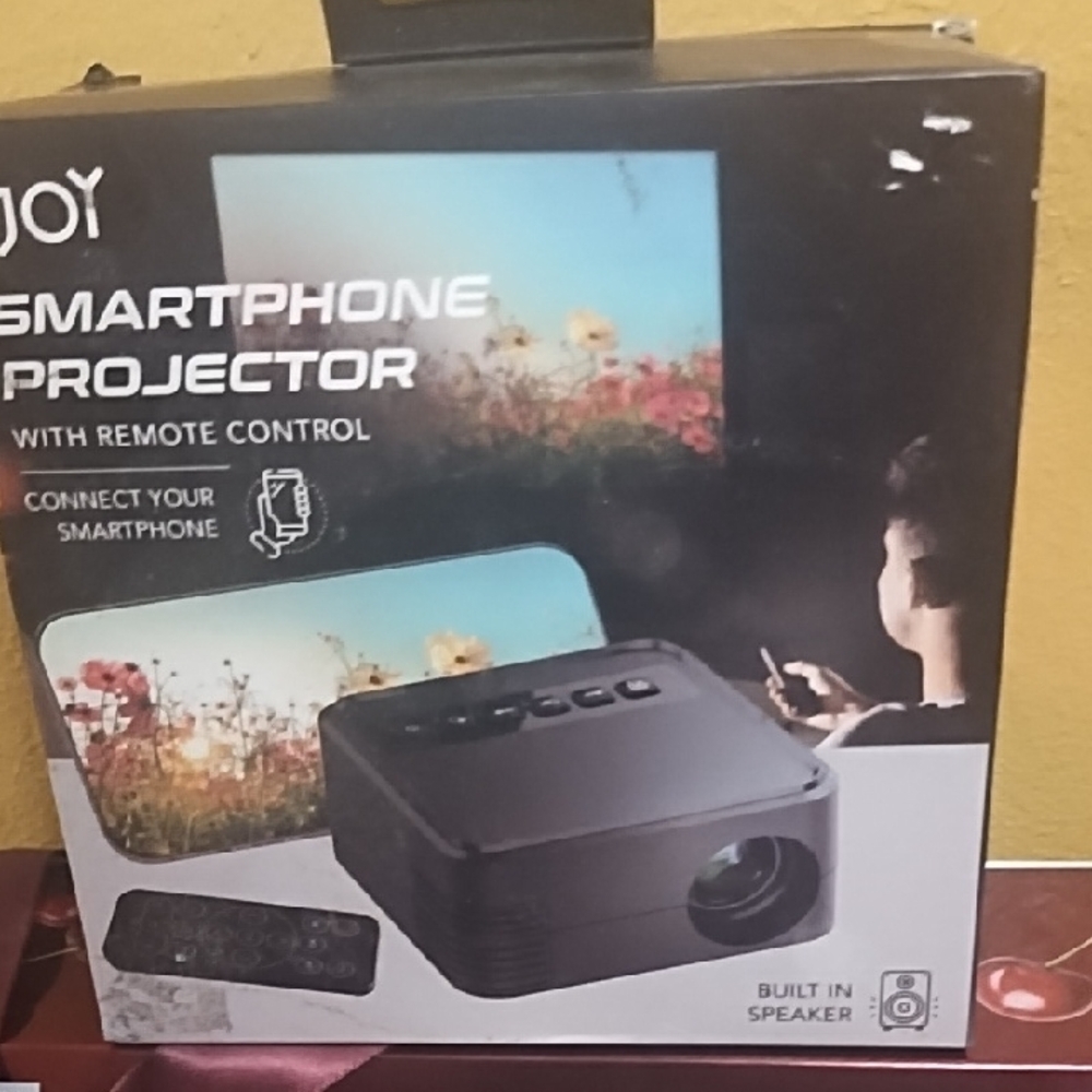 JOY Black Smartphone Projector with Remote Control